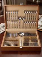 Boite de couverts . 87  pieces