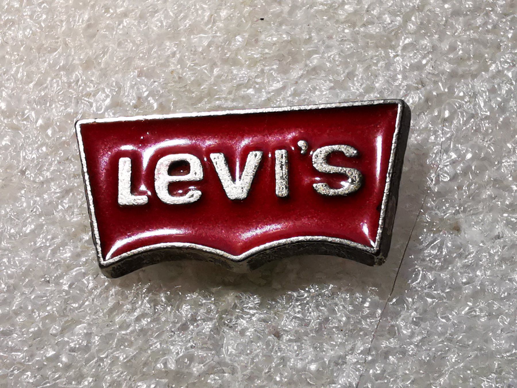 Placchette & Badge: Ansteckpin 35: Levi's – Usato da Oppligen venduto da Pin-Fall-Shop