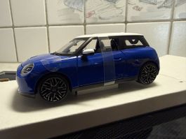 Mini Cooper SE 1/24 blau/weiss NEU/OVP