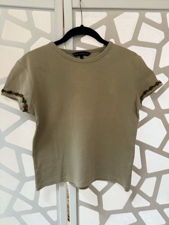 Great FRENCH CONNECTION khaki t-shirt. XS