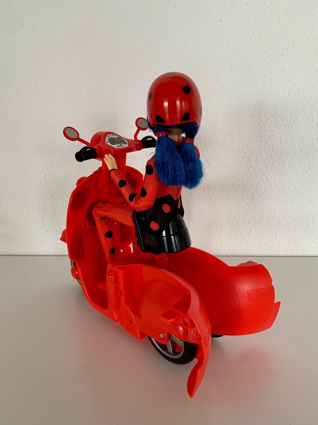 Giocattoli: Miraculous Ladybug Scooter mit Puppe – Nuovo (secondo la descrizione) da Küsnacht ZH venduto da ast_26yp 3
