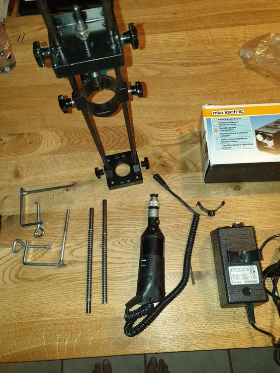 kleinbohrmaschine-mit-minidrechslergerat