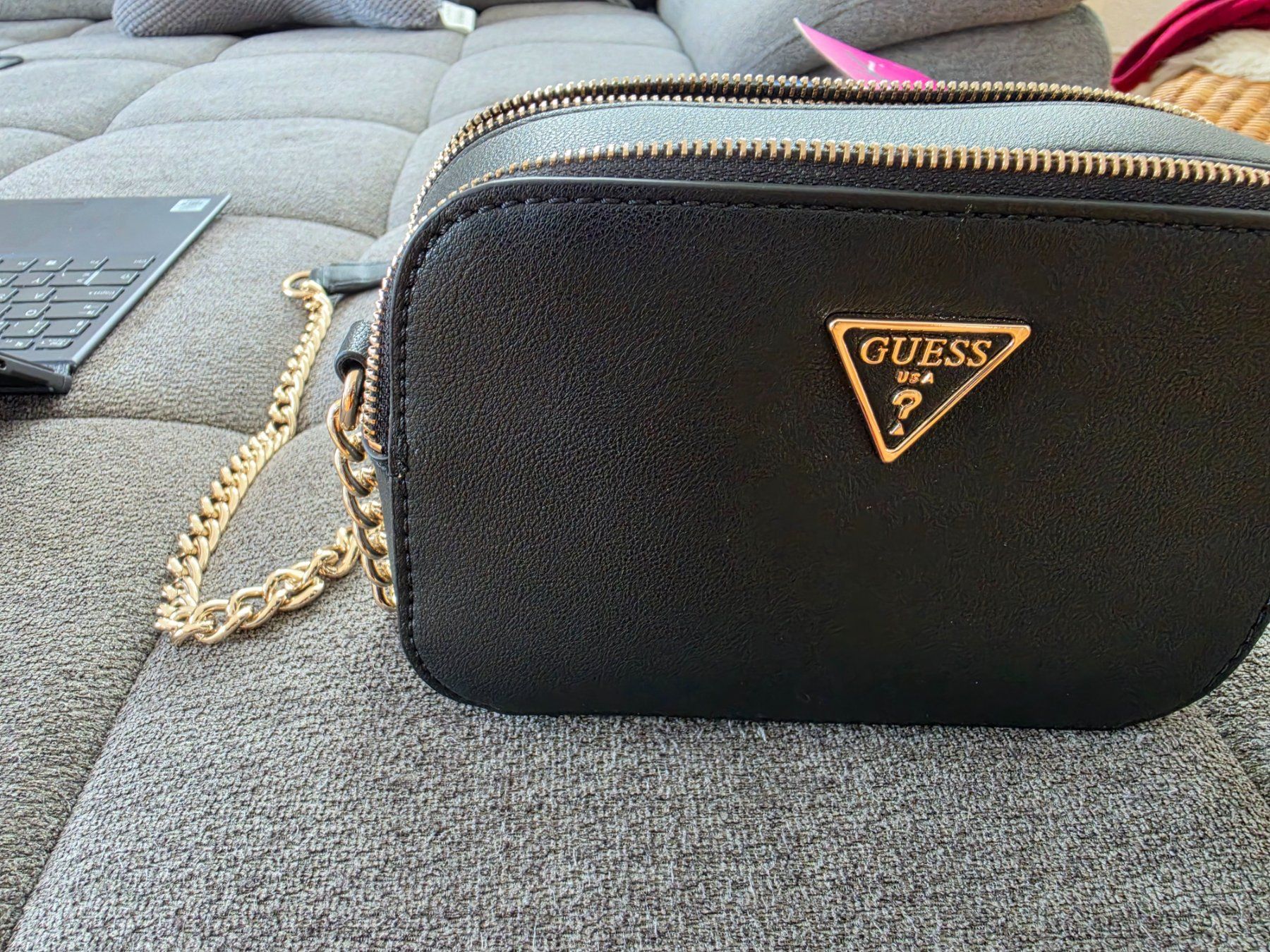 Guess Borse da donna: Guess Umhängetasche Noelle Camera schwarz – Usato da Göschenen venduto da tinchen9_