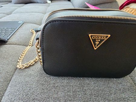 Guess Umhängetasche Noelle Camera schwarz