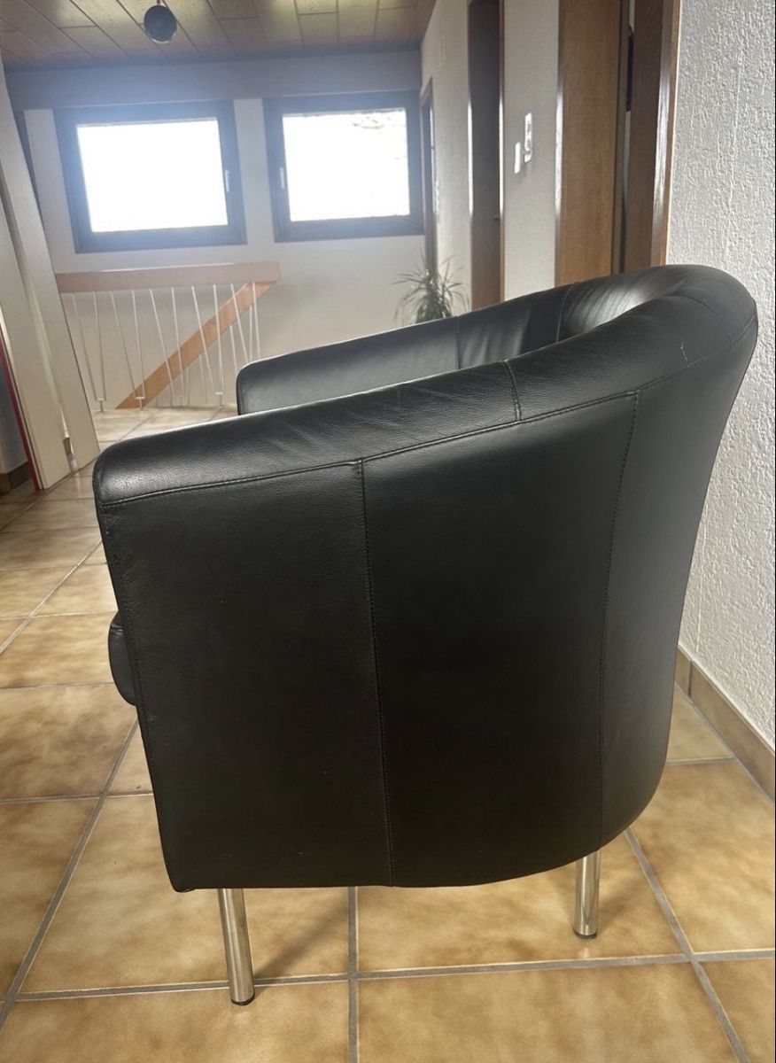 Sedie a sdraio: Elegant Black Leather Sofa and Chairs – Usato da Schänis venduto da roki20 2