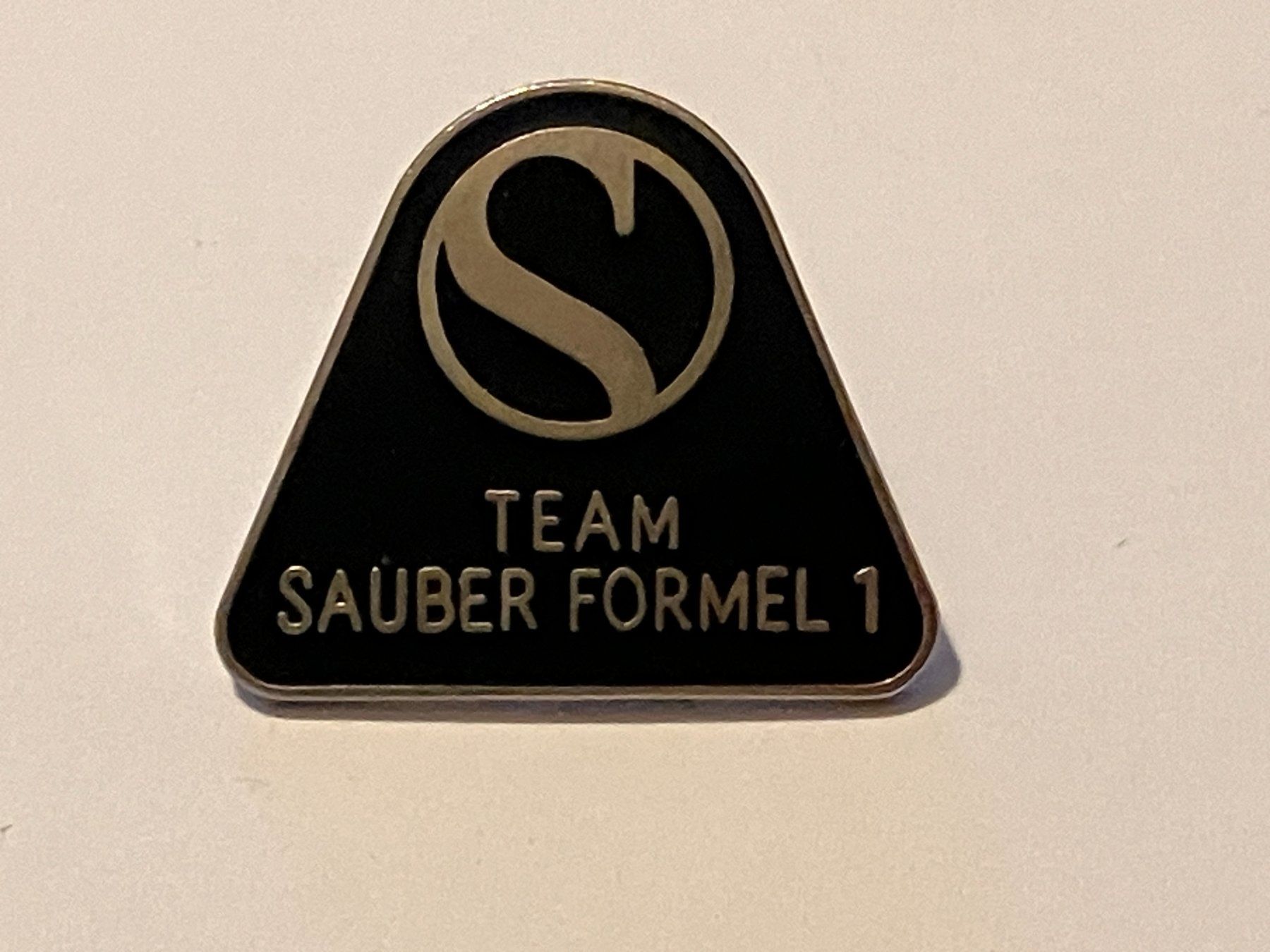 Placchette & Badge: 1 Pin Team Sauber Formel 1 – Usato da Basel venduto da djwwpp