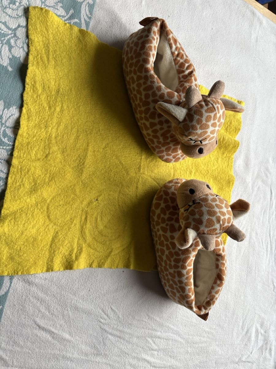 Scarpe per ragazzi: Warme Giraffe Hausschuhe – Usato da Thun venduto da Gitarre-1 2