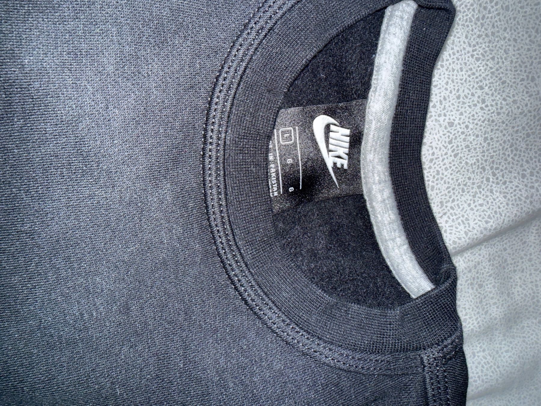 Nike Pullover & Sweatshirts: Schwarzer Nike Pullover Gr. L – Gebraucht aus Oberwil BL von Zenga60