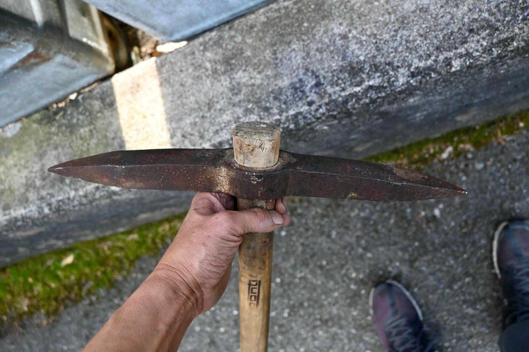 Tutti gli attrezzi: alter handgeschmiedeter STEINHAMMER Spitzhammer L 60cm B40cm – Usato da Pfaffhausen venduto da mono_rec 8