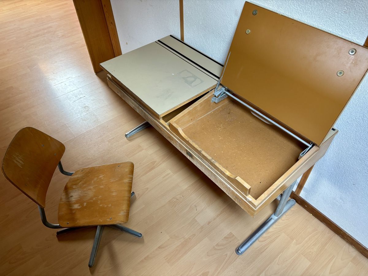 Scrivanie: Altes Schulpult mit Stuhl – Usato da Sumiswald venduto da Tigger81 2