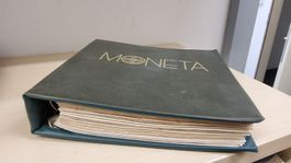 Grosser, grüner Münzenordner "Moneta" mit vielen Blätter