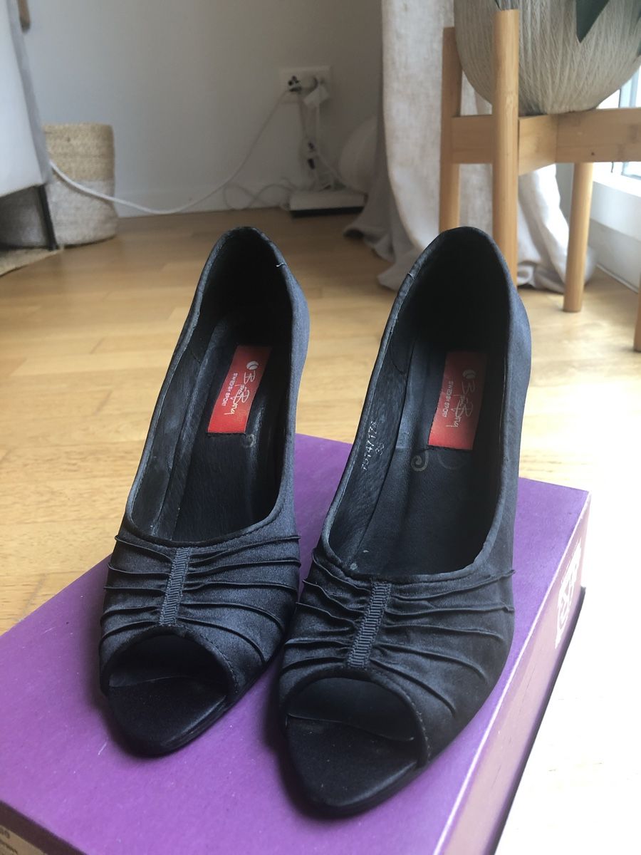 Scarpe da donna: Pumps, Black Satin, wie neu, Gr. 38 – Nuovo (secondo la descrizione) da Zürich venduto da vadimi 1
