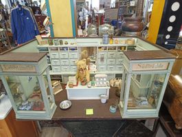 Musealer antiker Krämerladen Verkaufsladen mit viel Inhalt