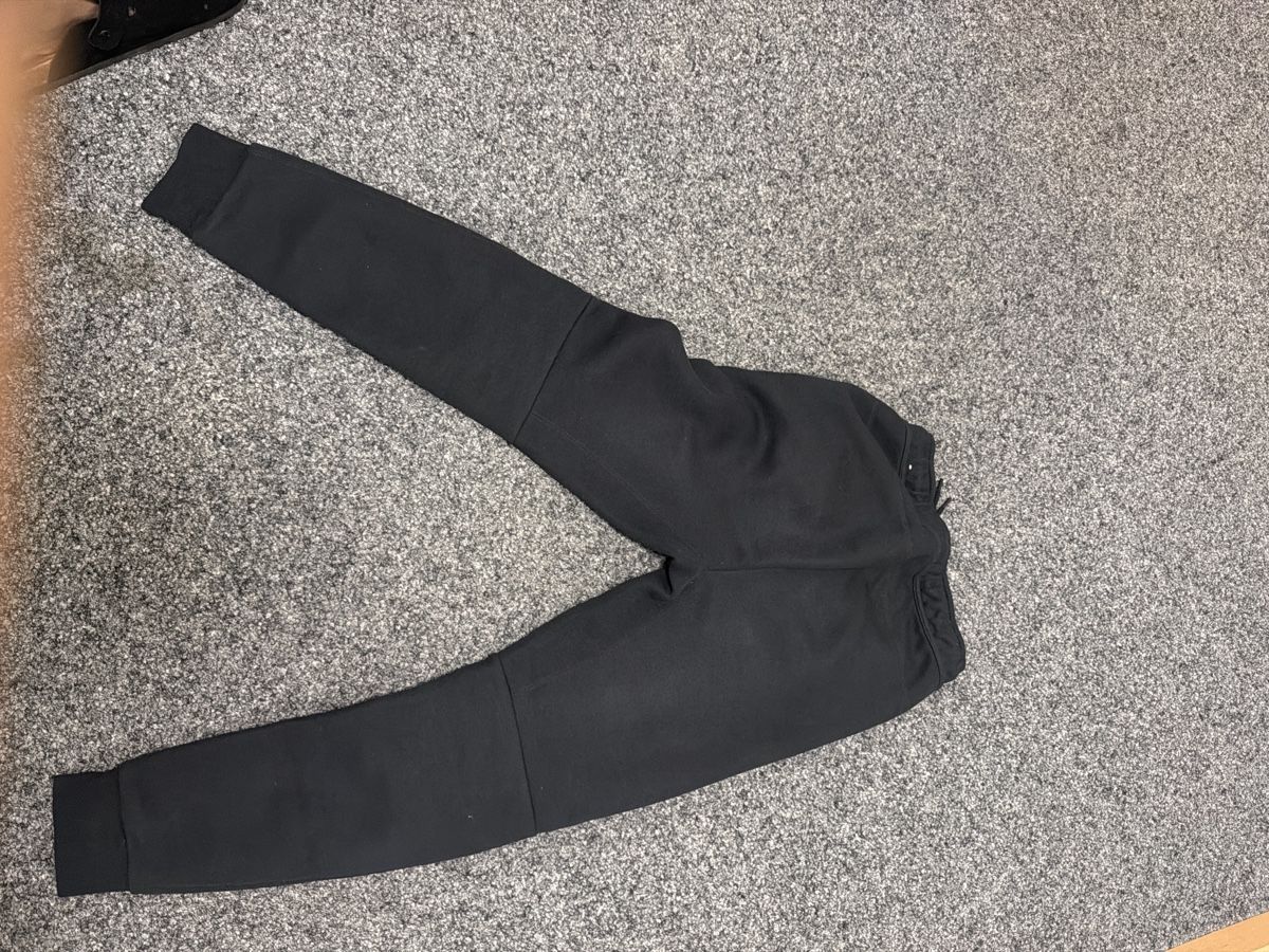 Nike Pantaloni: Nike Tech Fleece Joggers – Usato da Bern venduto da dem_7d5z 1