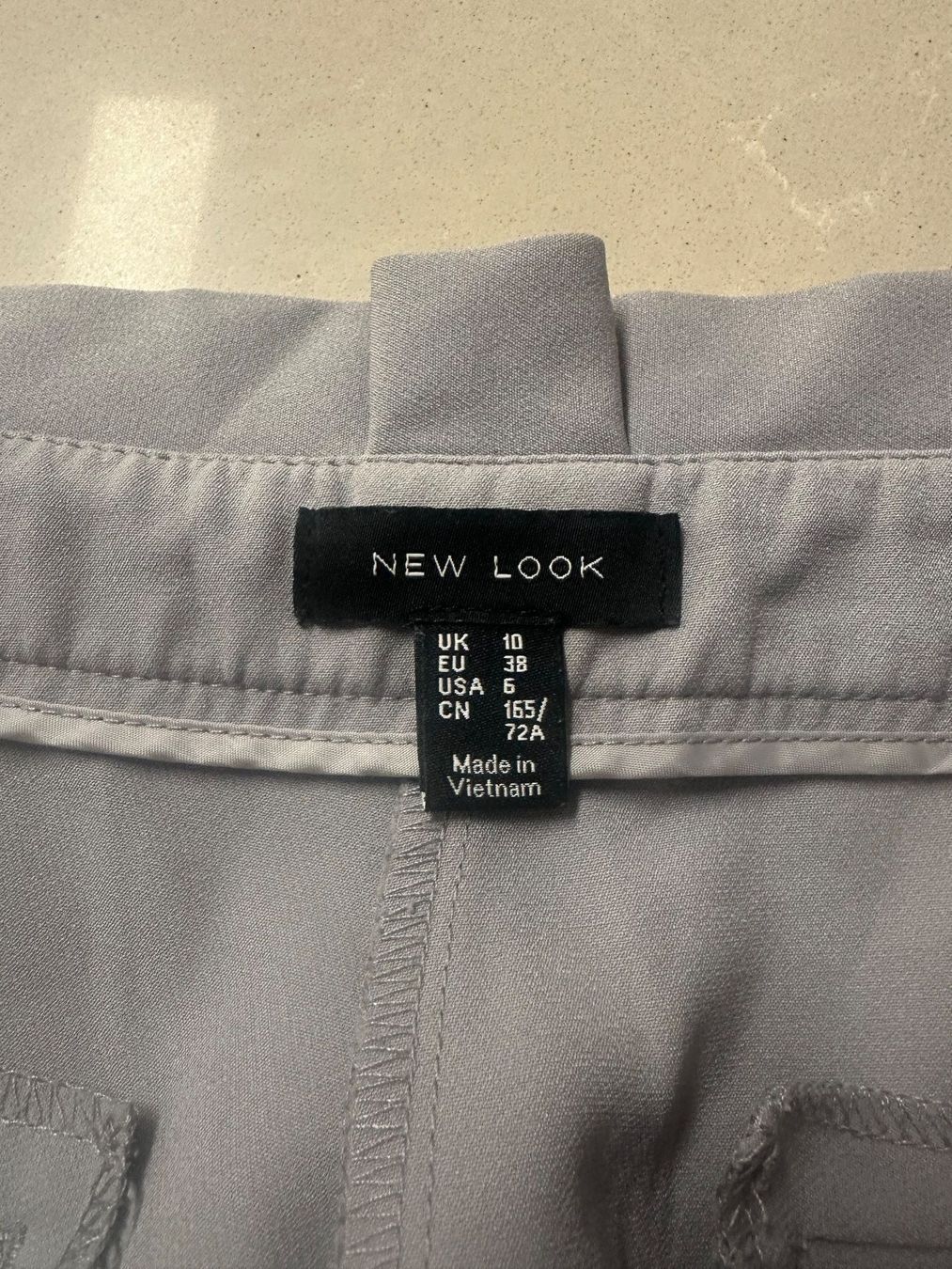 New Look Pantaloni: 👖 New Look Stoffhose | Hellgrau | Gr. 38 – Usato da Weggis venduto da _GMA9 2