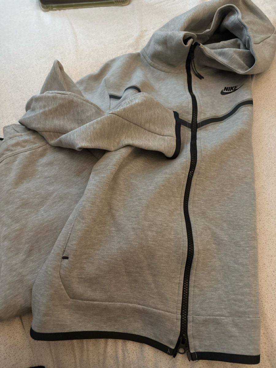Nike Giacche: Grauer Nike Tech Fleece Jogginganzug Grösse S – Usato da Oberwil BL venduto da Zenga60 1