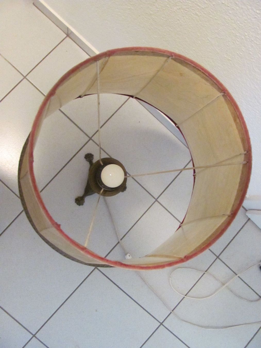 Lampade: Antike Tischlampe mit Tierhautschirm – Usato da Däniken SO venduto da Tera-x 1