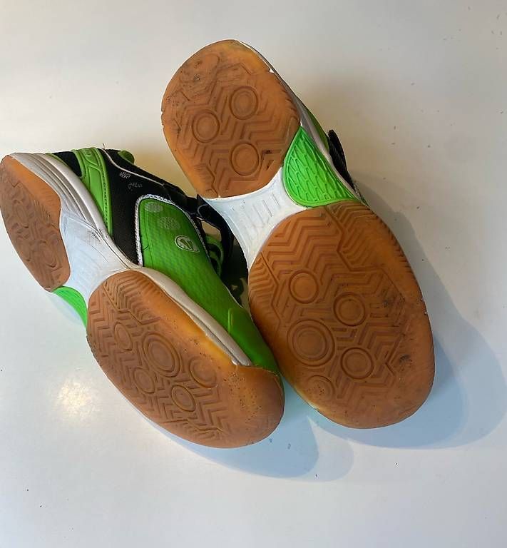 Herrenschuhe: Hallenturnschuhe Gr 32 – Gebraucht aus Zürich von lazygalaxy 1