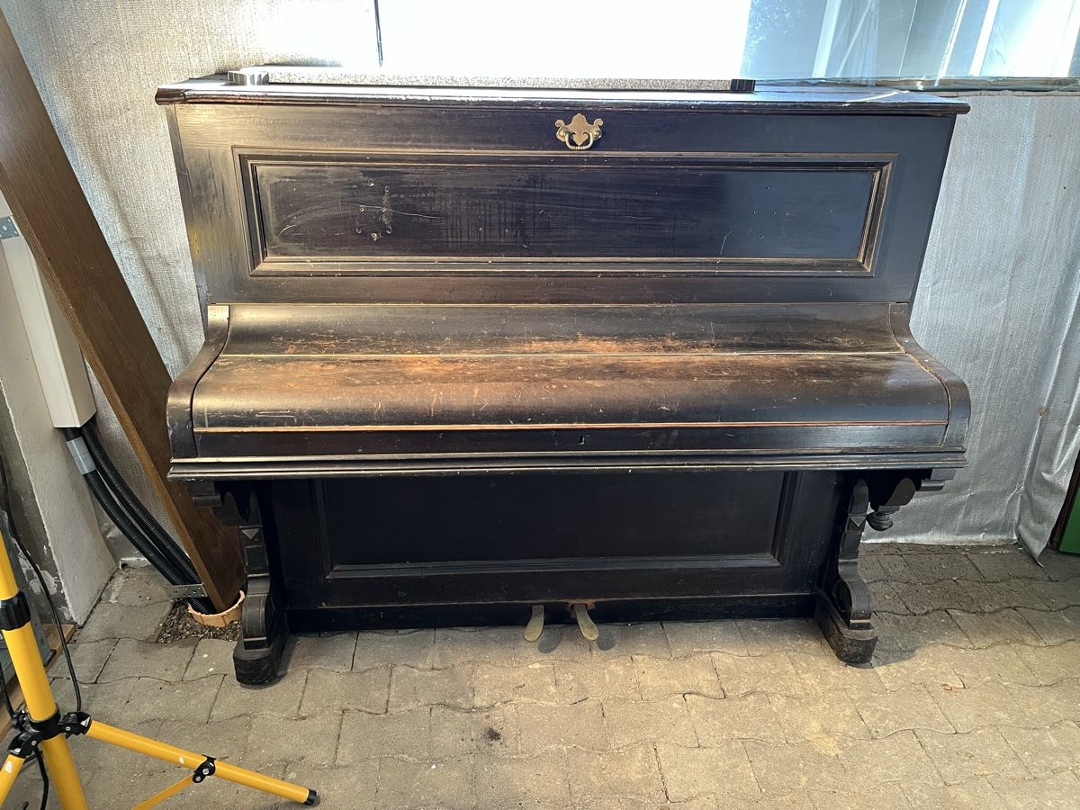 Allestimento di negozi e stand fieristici: Bar aus altem Klavier – Usato da Gelterkinden venduto da art_zb25 1