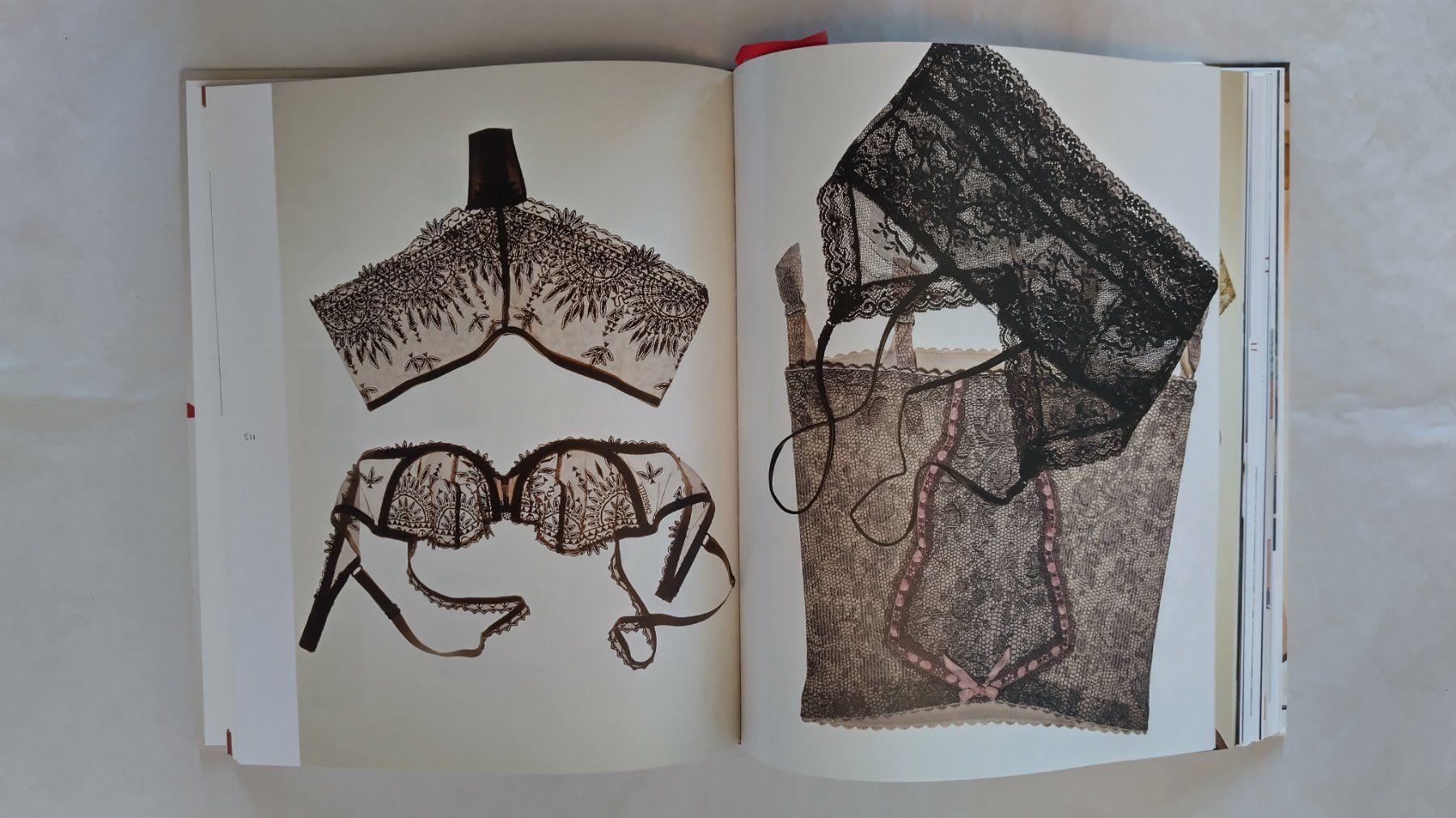 Libri: Secrets - Einblicke in das Reich der Dessous / Buch 2008 – Usato da Bellach venduto da JingleJerry 7