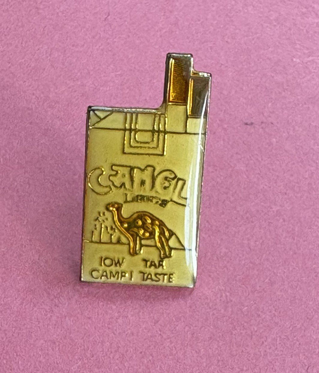 Camel Placchette & Badge: Camel Zigaretten Packung Anstecknadel Pin – Usato da Basel venduto da adl_6y8g
