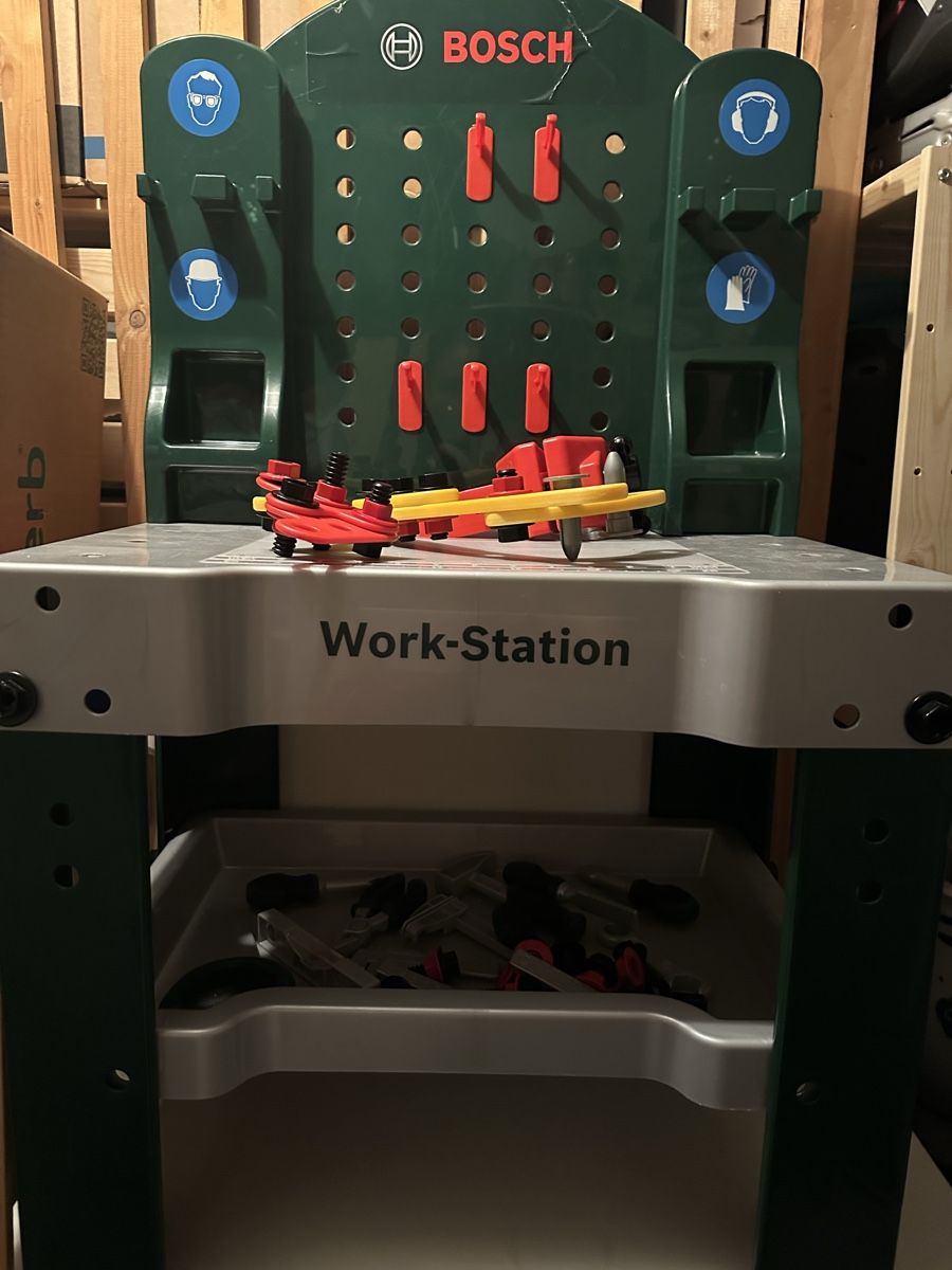 Spielzeuge: Bosch Work Station Toy Tool Bench Set Used – Gebraucht aus Zürich von car_68nt