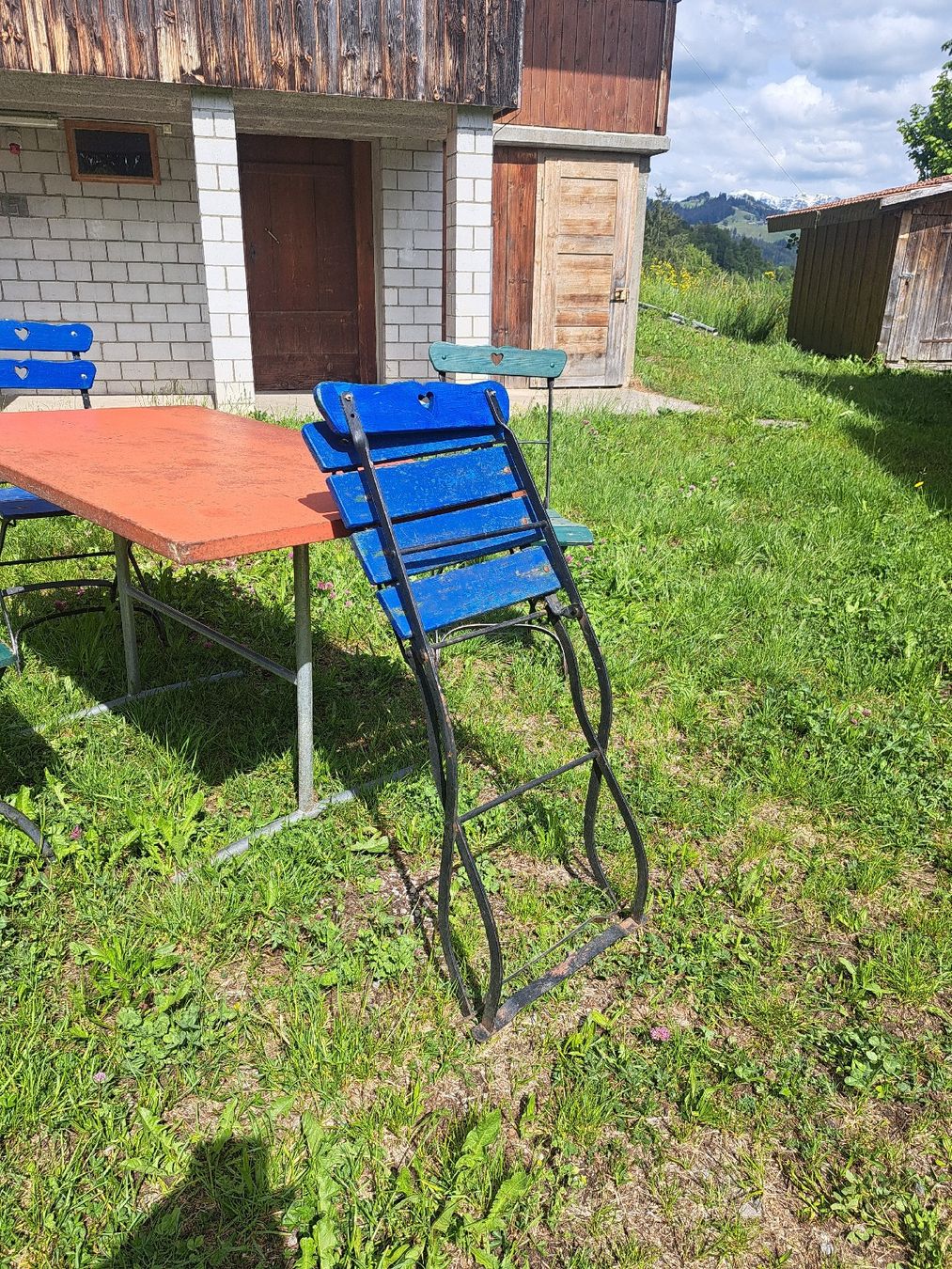 Set di tavolo e panche: Gartentisch aus Blech, klappbar, mit 4 Stühlen, antik – Usato da Fahrni b. Thun venduto da skippy99 4