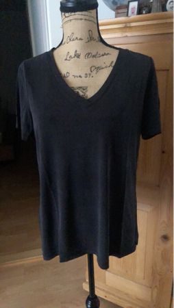 T-Shirt noir, tissu très fluide. En rayon.