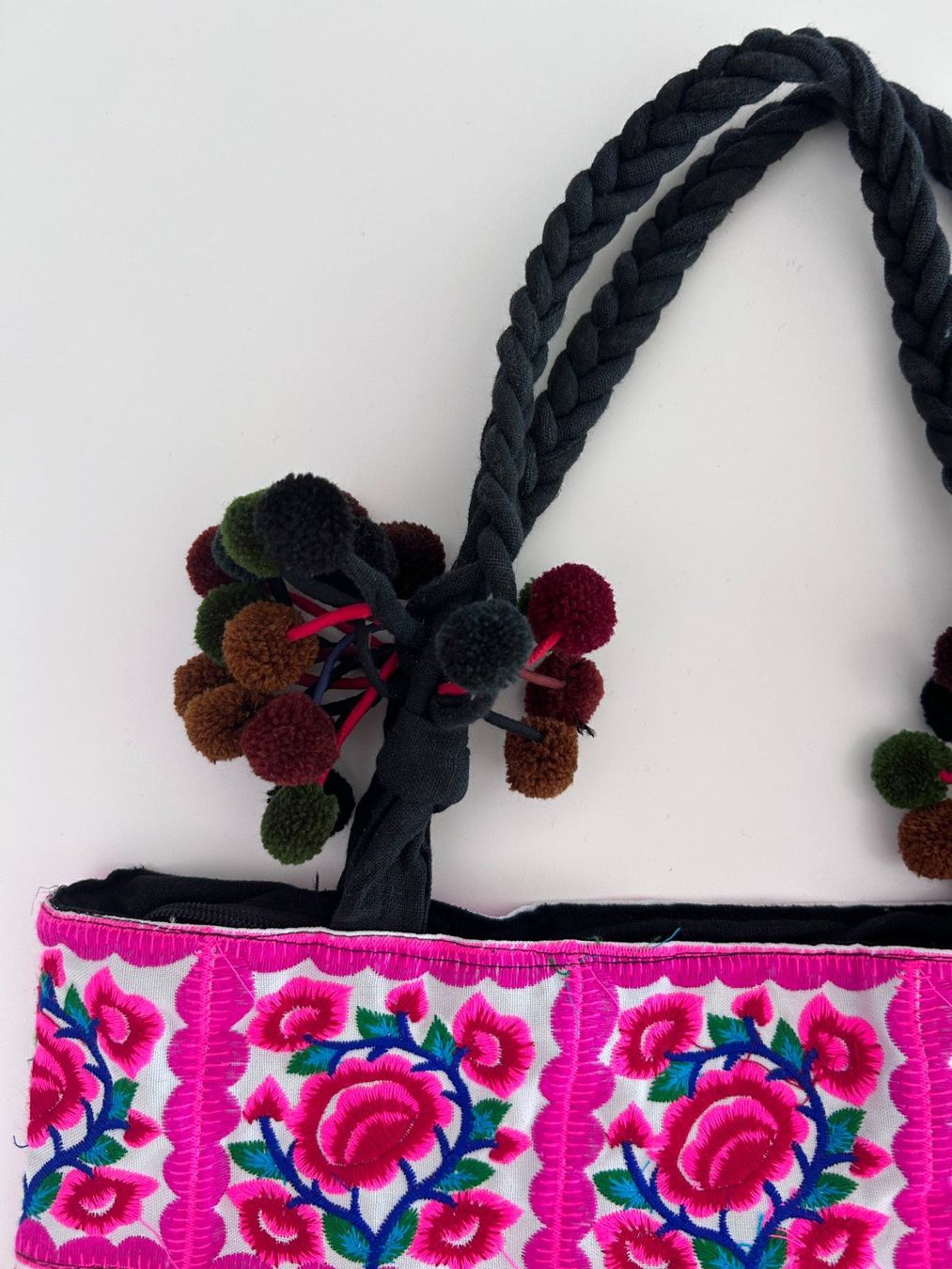 Taschen für Damen: Colorful Embroidered Bag with Pompoms – Gebraucht aus St. Gallen von look-twice 2