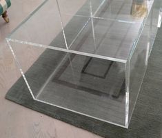 Couchtisch aus transparentem Acrylglas