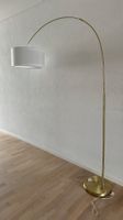 Elegante Bogenlampe aus Messing mit weissem Lampenschirm
