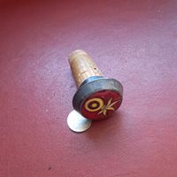 Dekorativer Korkstopfen mit Emblem, antiquit. 53 Zeichen