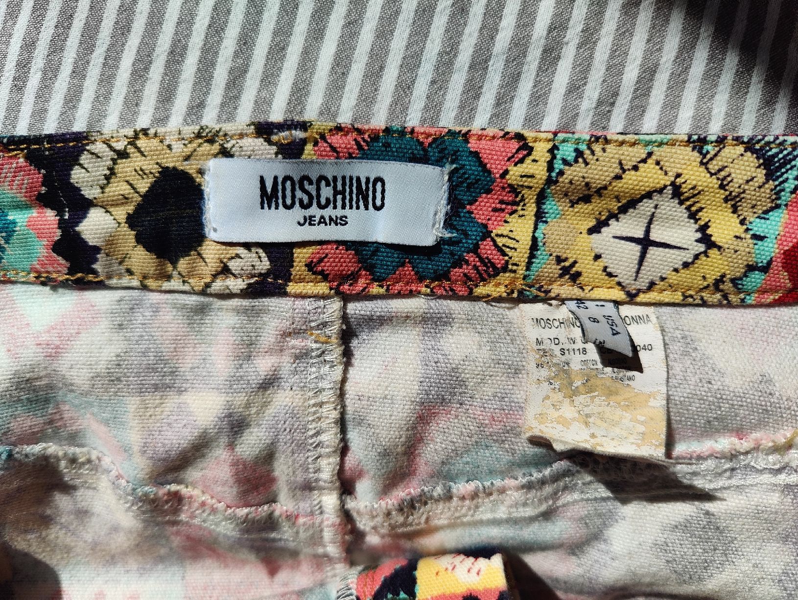 Moschino Gonne: Vintage Moschino Jeans Rainbow Patchwork Ruffle Mini Skirt – Usato da La Tour-de-Peilz venduto da dAutrefois 8