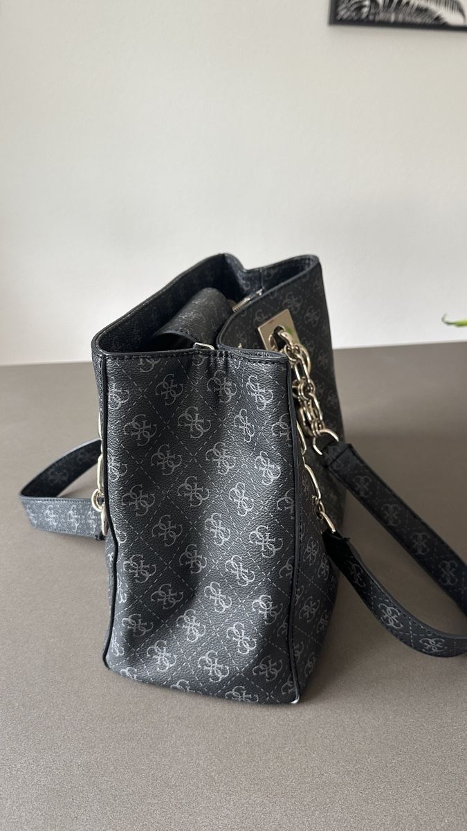Guess Borse da donna: Guess Handtasche Grau Monogramm – Usato da Waldstatt venduto da Car_na 3