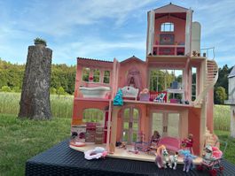 Traumhaftes Barbie Haus mit viel Zubehör.