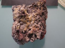 Nadeliger Mimetesit auf Calcit von Mexico, ca. 922 gr.
