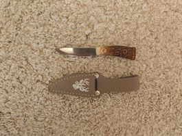 Kleines Jagdmesser mit künstlichem Hirschhorngriff