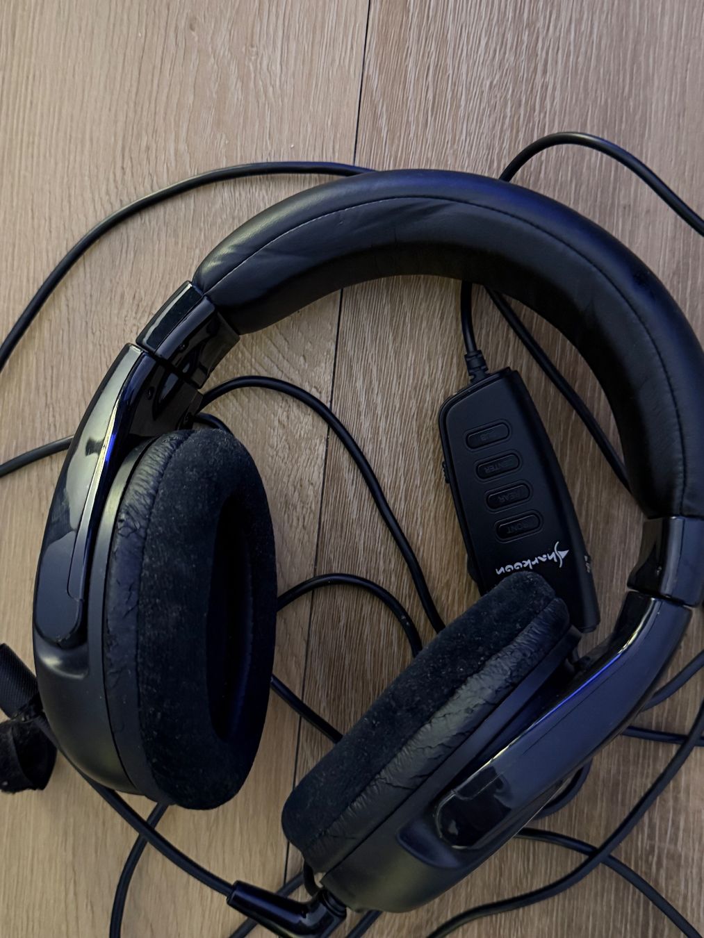 Sharkoon Cuffie: Sharkoon X-Tatic 5.1 Surround Gaming Headset mit Decoderbox – Usato da Rossrüti venduto da Teeride 2