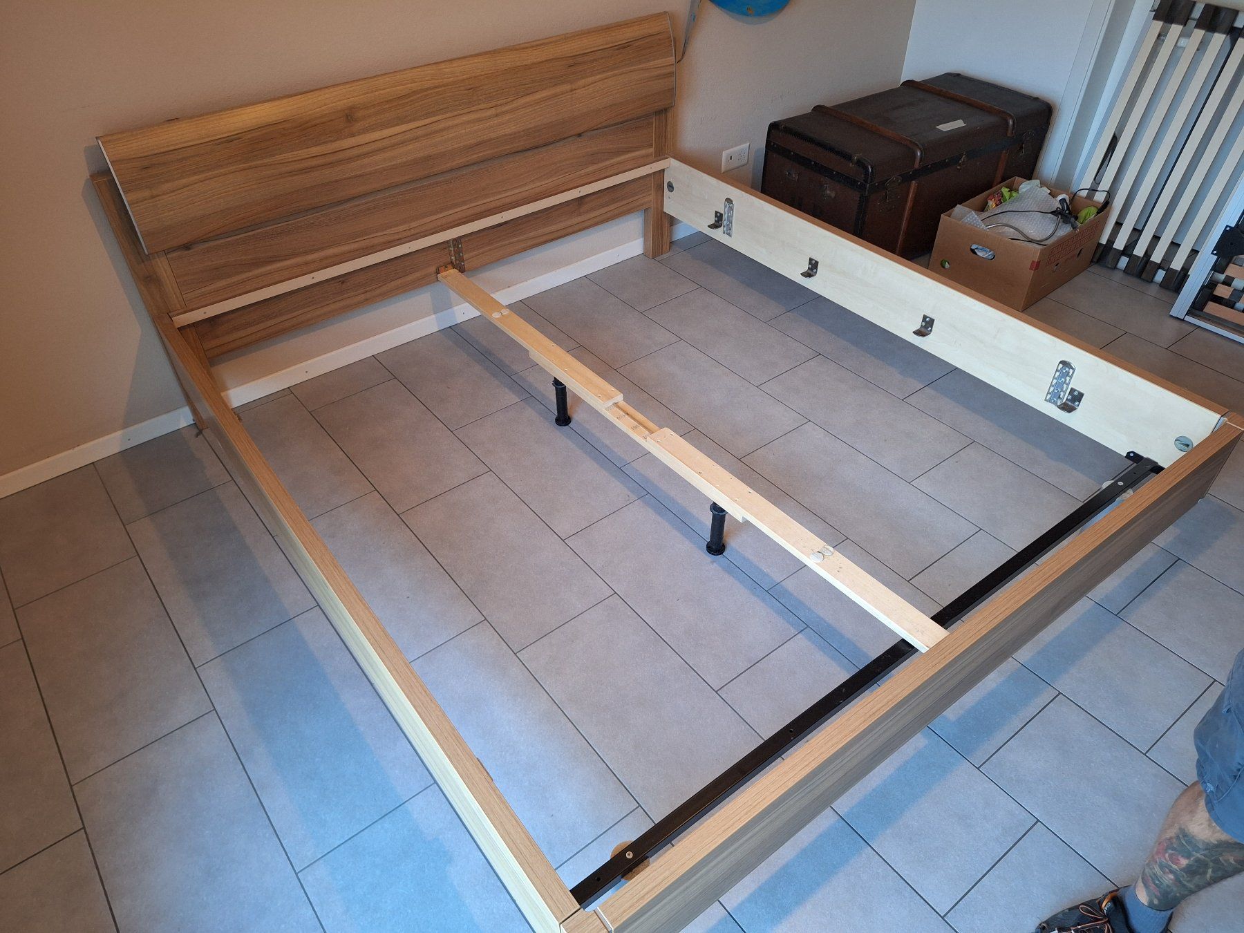 Lits: Robustes Doppelbett-Gestell mit Kopfteil – D'occasion à Boswil par Kumurati 1