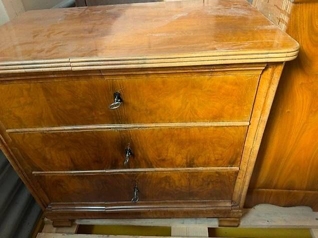 Cassettiere: Antike Kommode Biedermeier-Stil Nussbaum von Grossmutter – Usato da Bonstetten venduto da SD2024