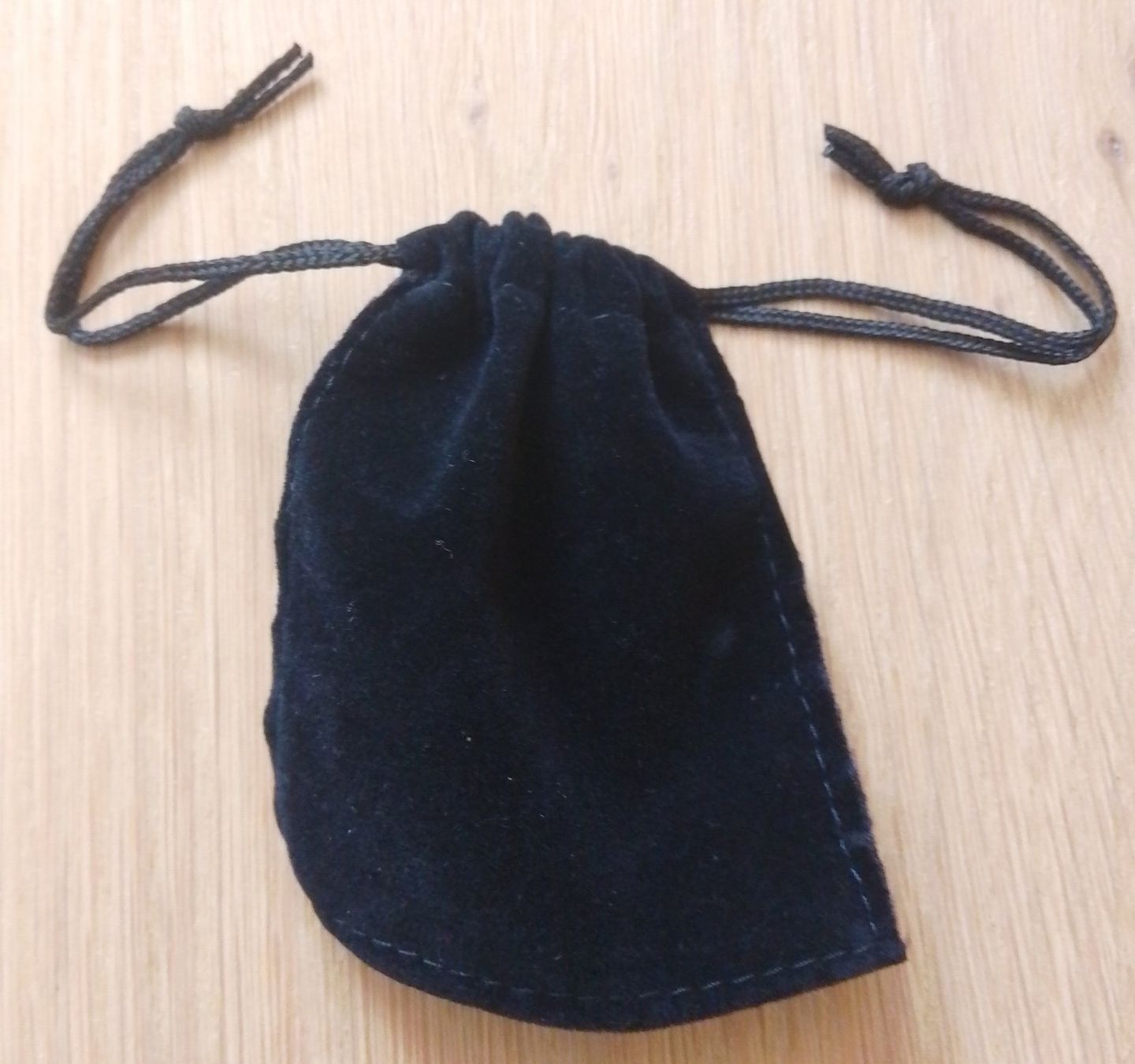 Taschen: Schwarzer Samtbeutel 8,2 x 6,7 cm mit Zugschnur – Neu (gemäss Beschreibung) aus Wohlen AG von salamanderspielwaren 2