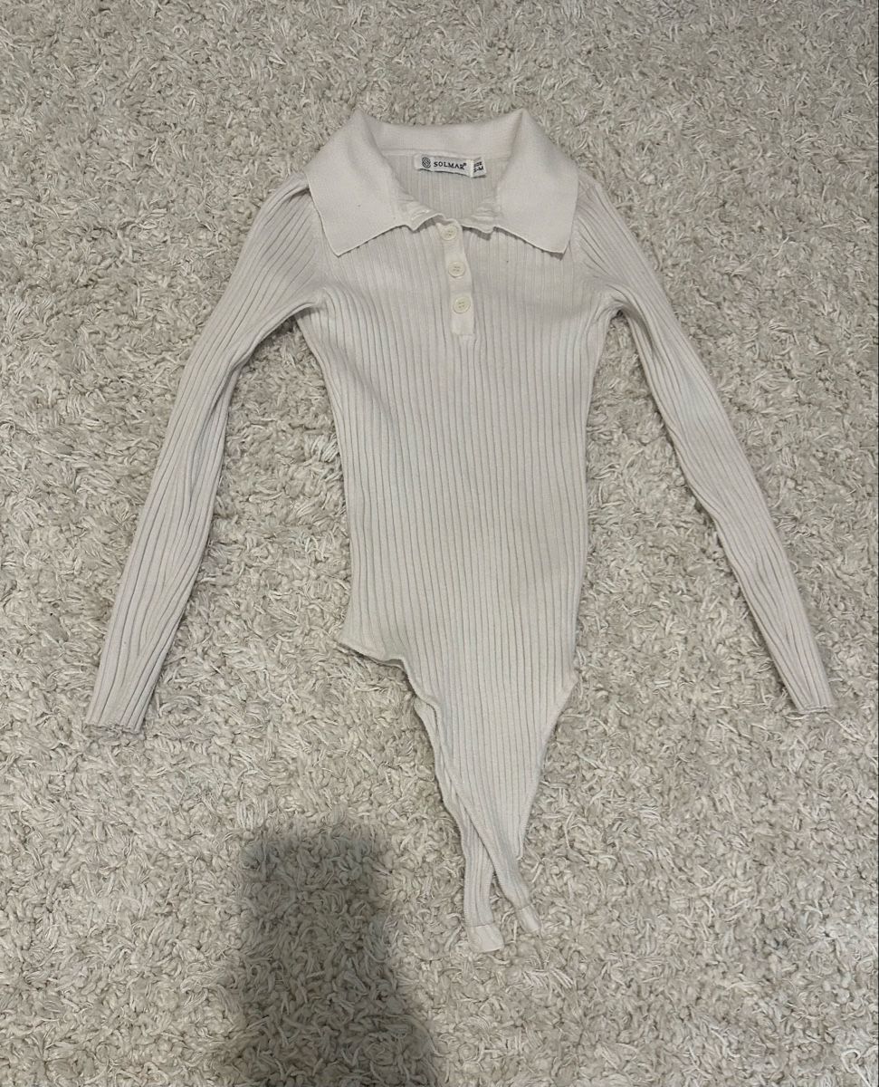 Top: Cream ribbed collared bodysuit size S-M, perfect for spring! – Usato da Genève venduto da alyonavinogradova