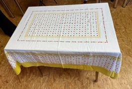 Nappe blanche à motifs
