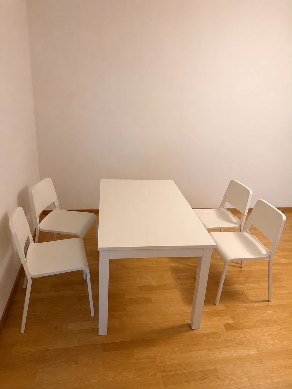 Ikea Set di tavolo e panche: IKEA LANEBERG Extendable Table with 4 TEODORES Chairs – Usato da Zürich venduto da kea_5t5x 1