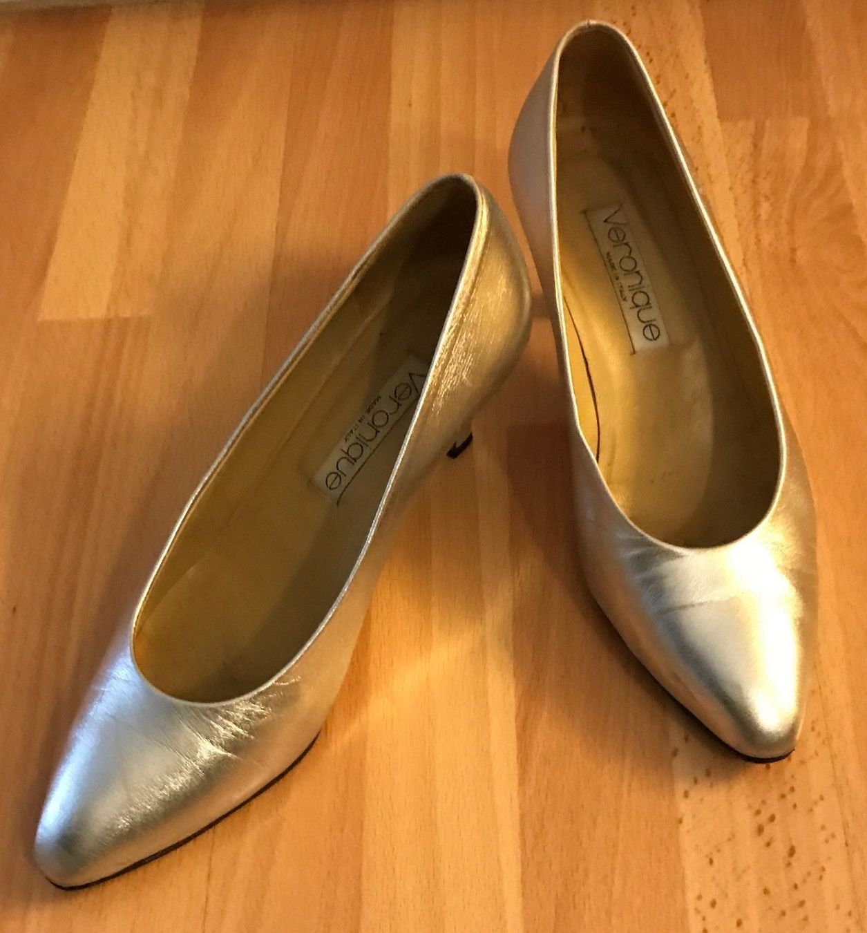 Scarpe da donna: Lederpumps silber Grösse 38,5 – Difettoso da Ennetmoos venduto da Tabakfrei