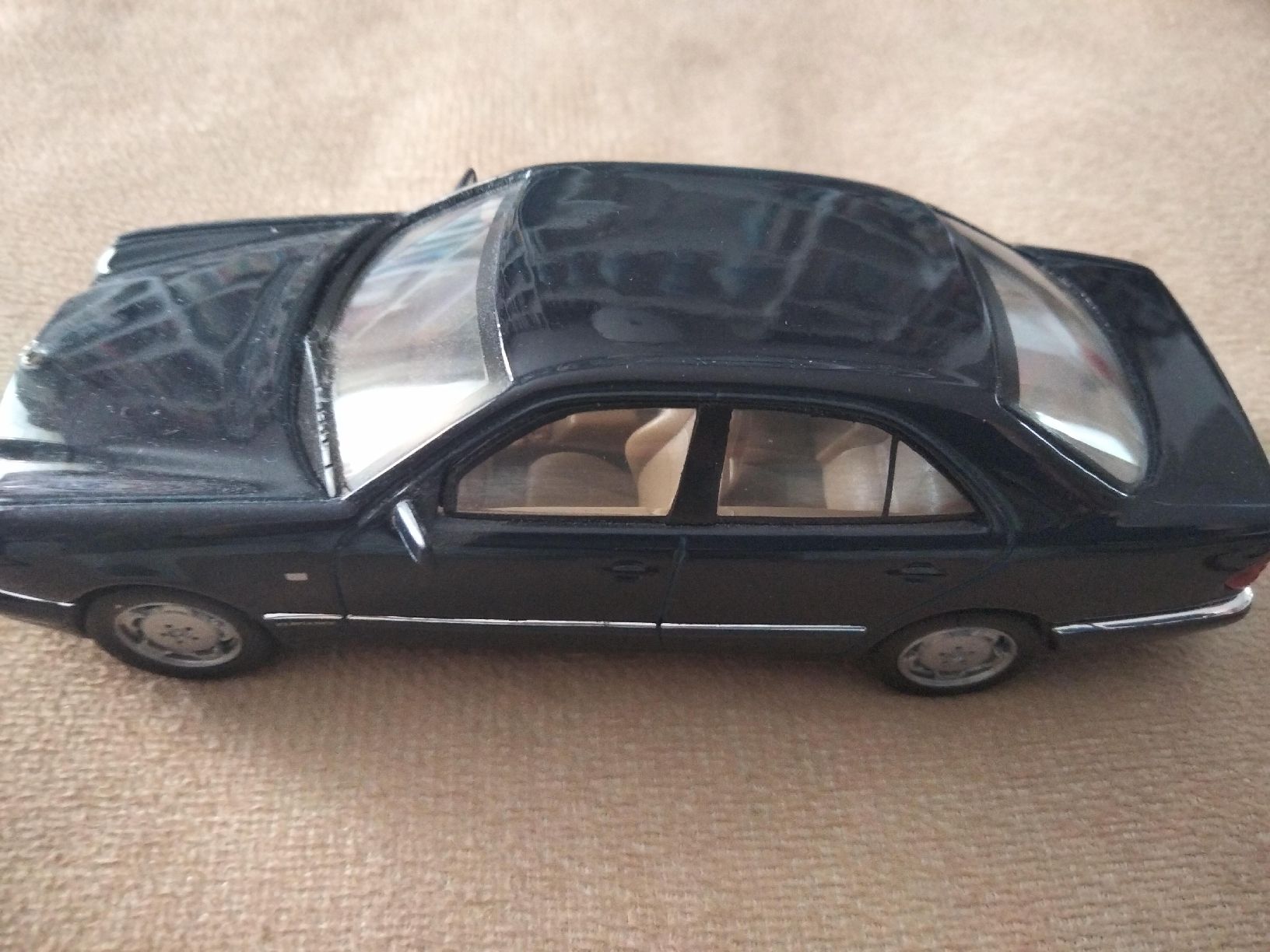 Mercedes-Benz Modellini d'auto: Modellauto Mercedes-Benz E320 Avantgarde E-Klasse schwarz – Usato da Küsnacht ZH venduto da turtlehouse 1