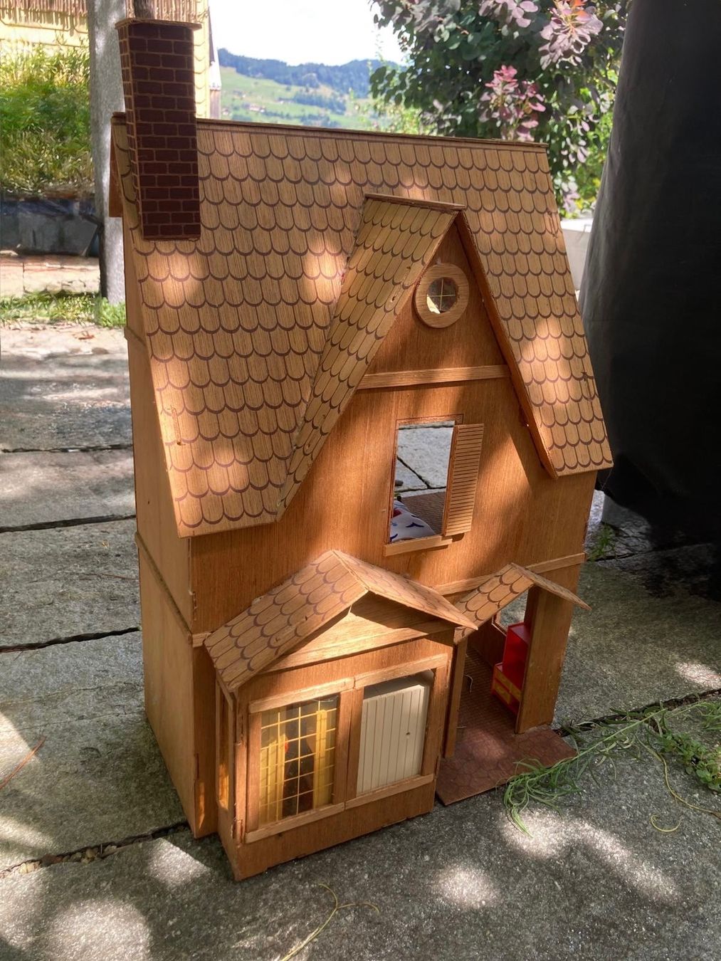Puppenhäuser & -möbel: Holz-Puppenhaus mit Möbeln – Gebraucht aus Ennetbürgen von Birkenbaum5 3
