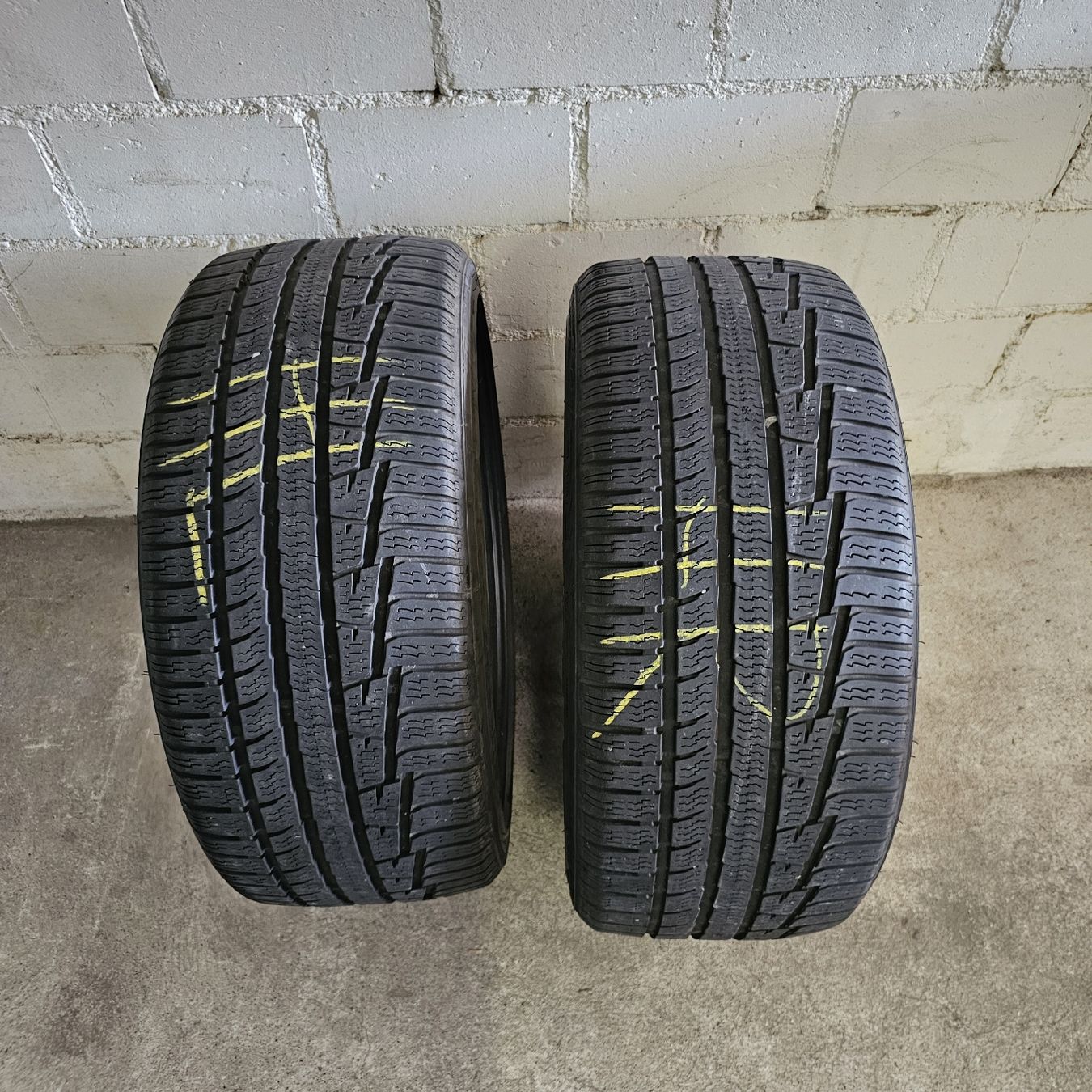 Pneumatici & Ruote complete: 2 Winterreifen 235/35R19 – Usato da Luzern venduto da CyrillUe 2