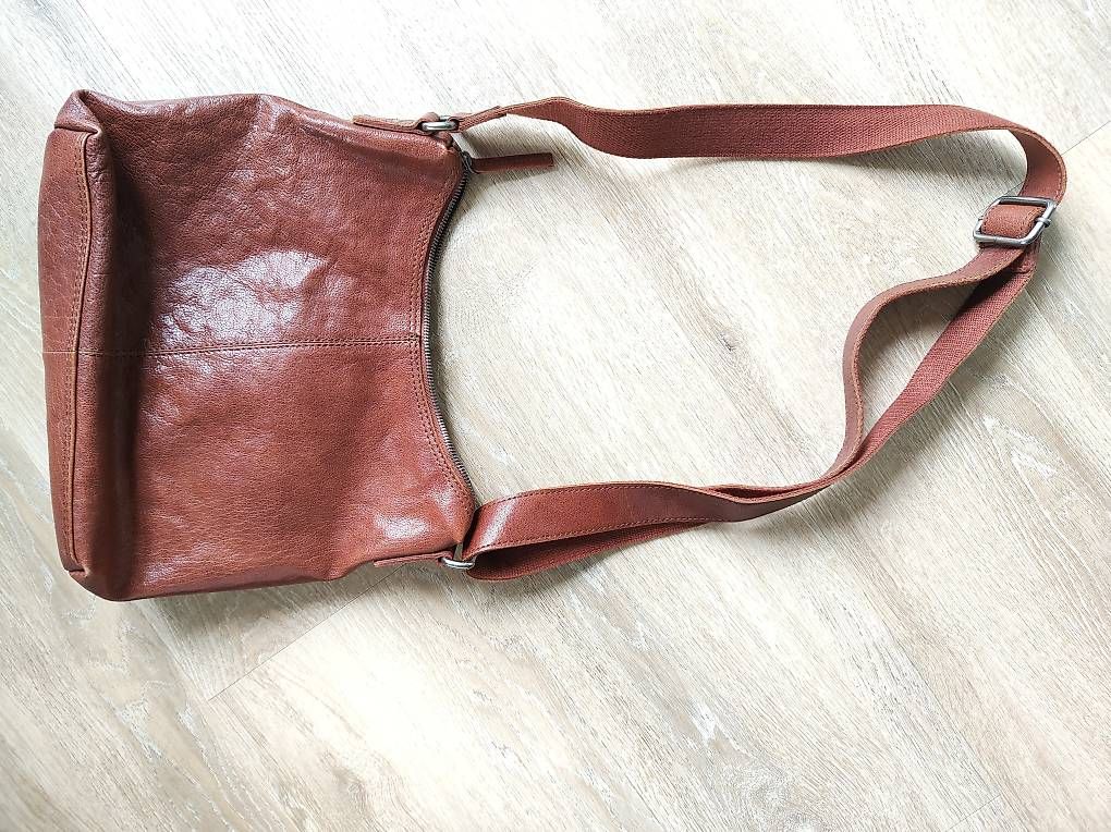 Taschen für Damen: Handtasche Leder – Gebraucht aus Flüelen von pri_7p8g 1