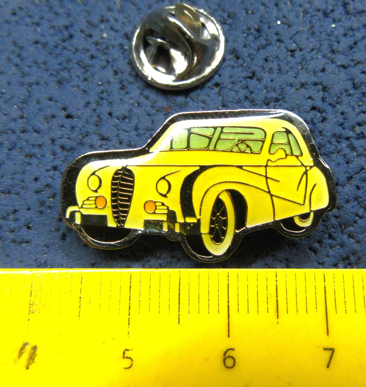 Austin Plaketten & Abzeichen: AUSTIN AUTO OLDTIMER PIN GLASIERT – Gebraucht aus Ettingen von Hausi4711